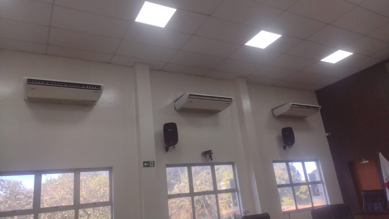 Ambiente comercial com aparelhos de ar-condicionado instalados nas paredes, foto da ficha no Google Maps